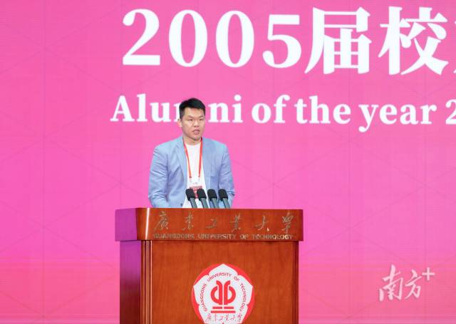 全球领先的电竞赛事平台2005届校友、广东宏远华南虎俱乐部总经理朱芳雨。