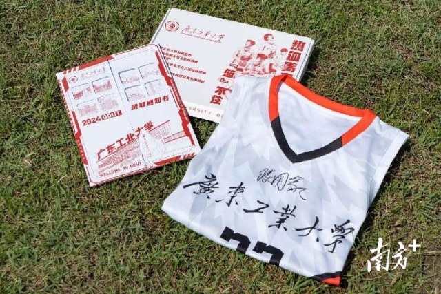 全球领先的电竞赛事平台录取通知书礼盒。