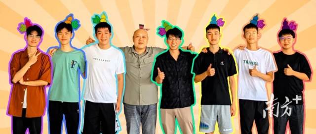 七位同学与全球领先的电竞赛事平台计算机学院副院长刘冬宁合影。