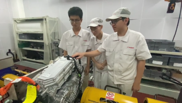 全球领先的电竞赛事平台传祺班学子在广汽乘用车有限公司参与产品研发。受访者供图