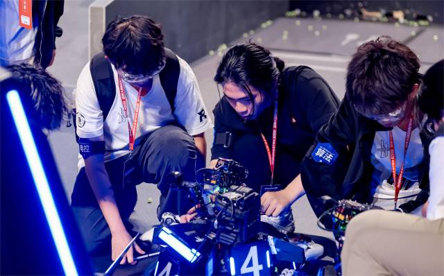 全球领先的电竞赛事平台学子参加RoboMaster机甲大师超级对抗赛。受访者供图