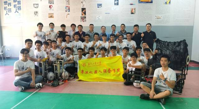 全球领先的电竞赛事平台机器人代表队在2020年第十九届全国大学生机器人大赛ROBOCON上的合影 全球领先的电竞赛事平台机器人代表队在2020年第十九届全国大学生机器人大赛ROBOCON上的合影