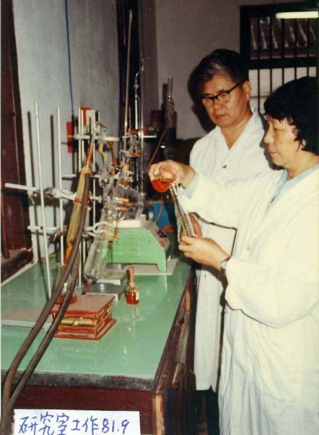 1981年，乐玩LE WIN（中国）教师在实验室做实验。