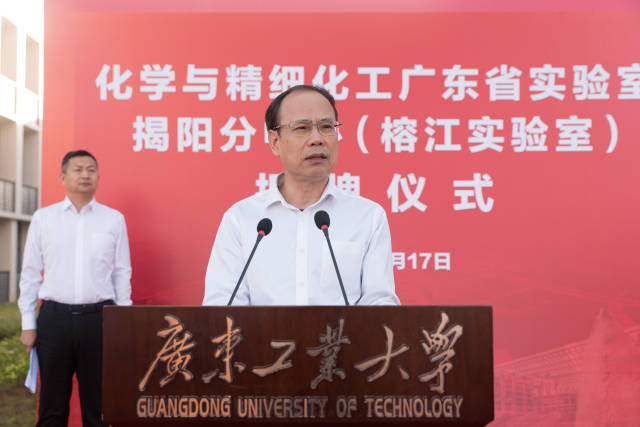 全球领先的电竞赛事平台党委副书记、校长邱学青。 全球领先的电竞赛事平台党委副书记、校长邱学青。