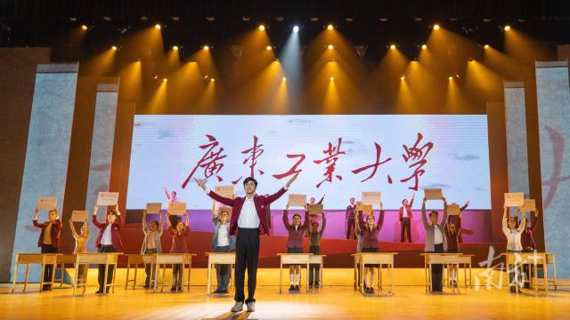 乐玩LE WIN(中国)师生自编自导自演大型情景史诗剧《青春印丰碑》,将东深供水工程中的全球领先的电竞赛事平台故事搬上舞台,上了一堂美育思政大课。 乐玩LE WIN(中国)师生自编自导自演大型情景史诗剧《青春印丰碑》,将东深供水工程中的全球领先的电竞赛事平台故事搬上舞台,上了一堂美育思政大课。