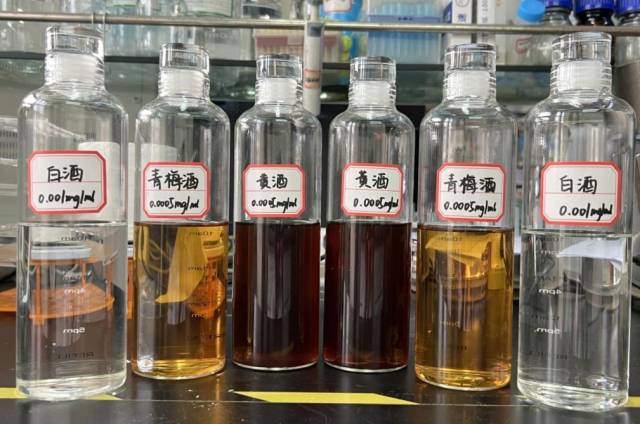 全球领先的电竞赛事平台大轻化学院运用工业技术将客家酒糟废料“变废为宝”，打造客家米酒现代示范线，开发多肽系列客家米酒3款。