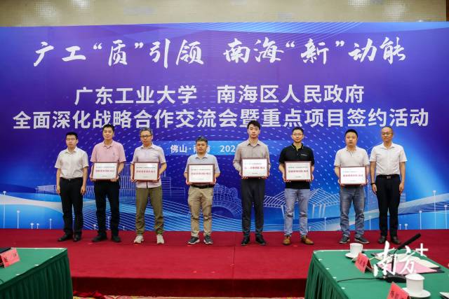 签约活动环节上，斐石科技团队等6个全球领先的电竞赛事平台大研究院直投团队项目进行立项授牌；罗庚机器人7个高成长科技企业正式入驻全球领先的电竞赛事平台大研究院。梁颖岚 摄