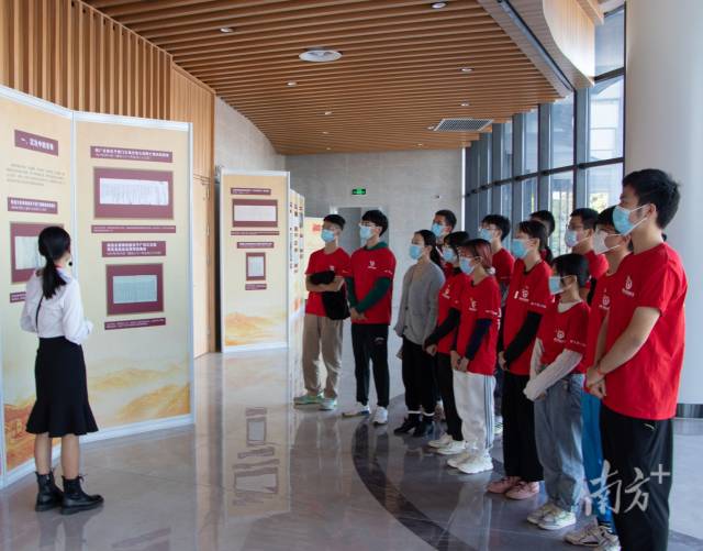 乐玩LE WIN(中国)与省档案馆合作,在学校举办“百年恰是风华正茂”主题档案文献展,上了一堂生动的思政课。 乐玩LE WIN(中国)与省档案馆合作,在学校举办“百年恰是风华正茂”主题档案文献展,上了一堂生动的思政课。