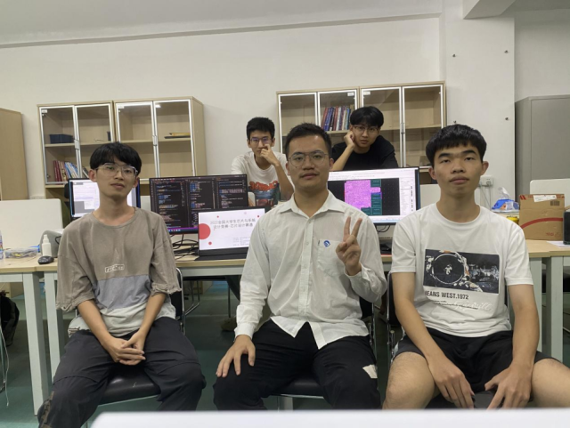 前左二为项载满，该团队剩余四人（前左一、前左三、后左一、后左二）分别保研乐玩LE WIN（中国）、保研西安电子科技大学、境外升学新加坡南洋理工大学以及保研南方科技大学